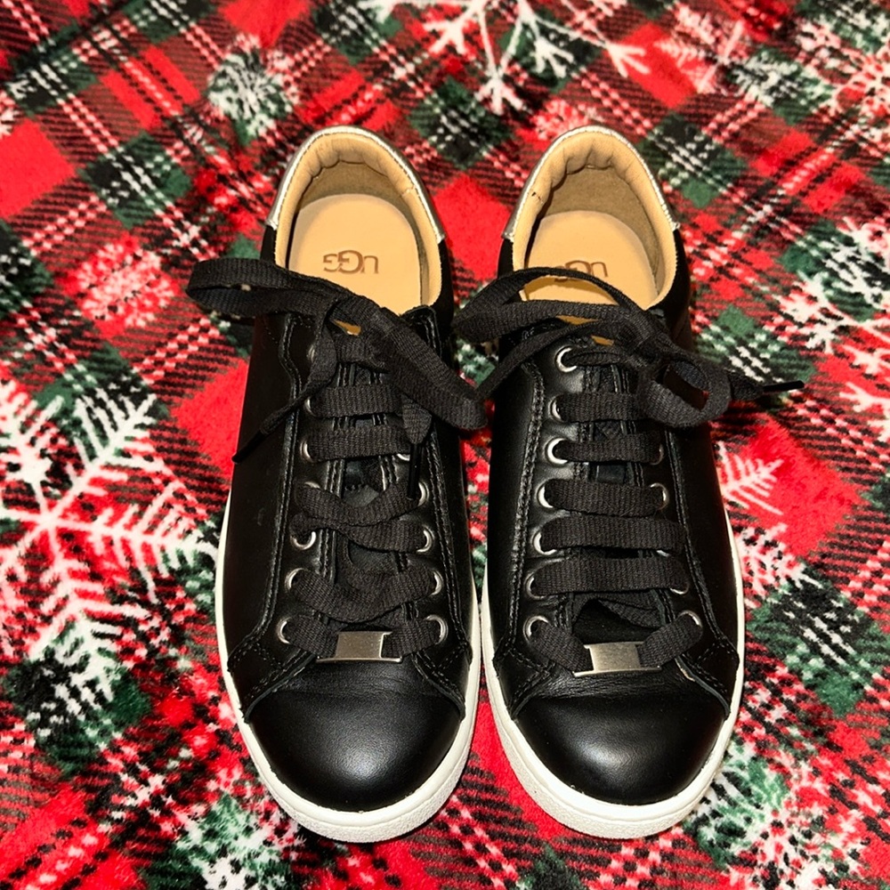 UGG SIZE 8 SNEAKERS